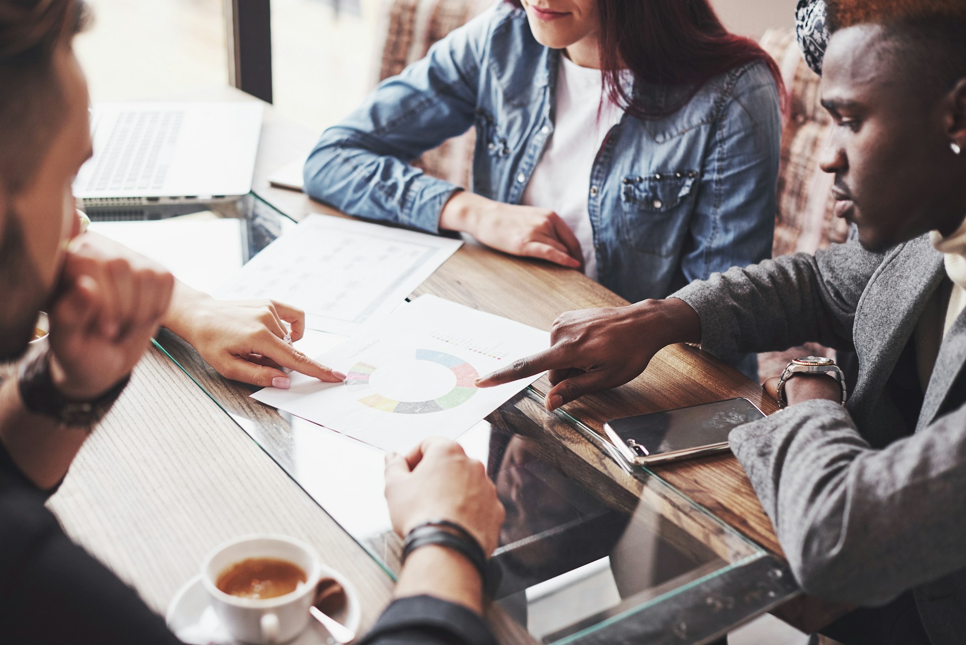 Read more about the article Why Local Business Marketing Agencies Focus Online Firstv
